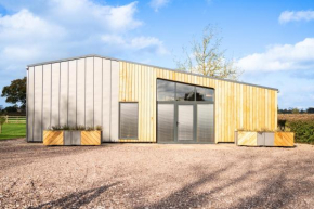 PRIVATE LUXURY BARN IN ITS OWN 0.75ACRES